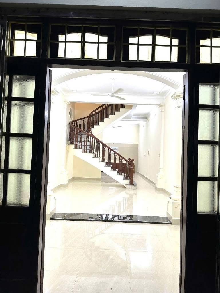 Tọa lạc tại khu vực Đại Mỗ, ngôi nhà này mang vẻ đẹp trầm mặc của thời gian với diện tích 40m²