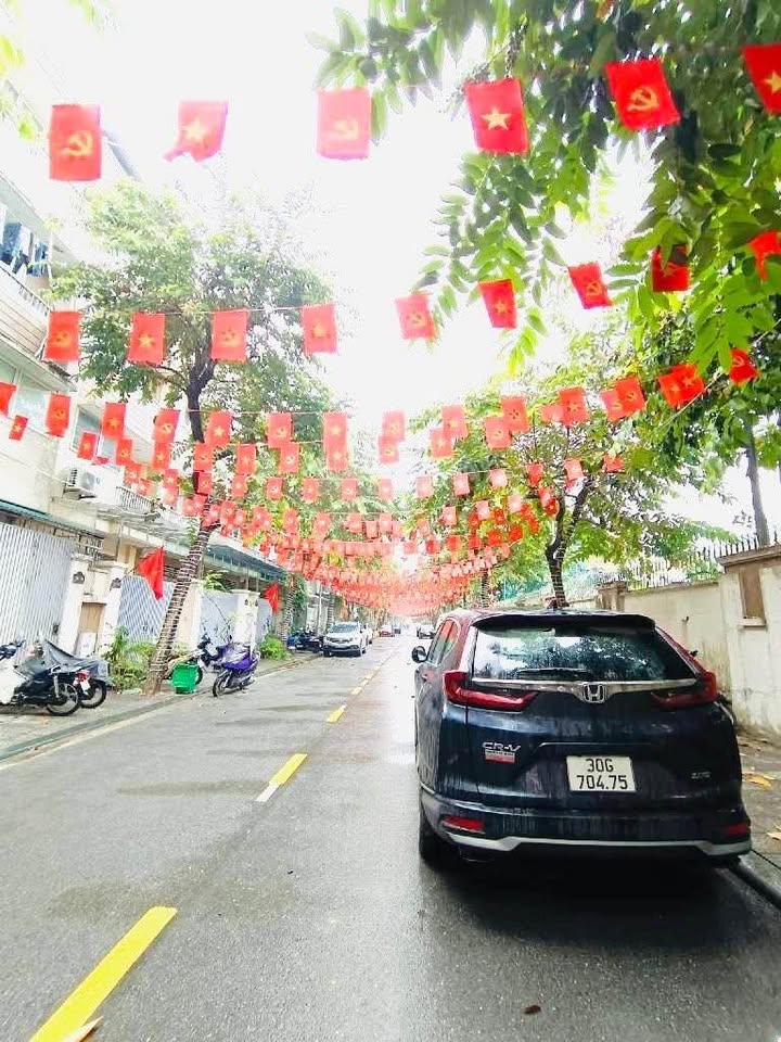 Ngôi nhà tọa lạc tại vị trí đắc địa thuộc Khu đô thị An Hưng, Hà Đông, mang đến tiềm năng sinh lời vượt trội