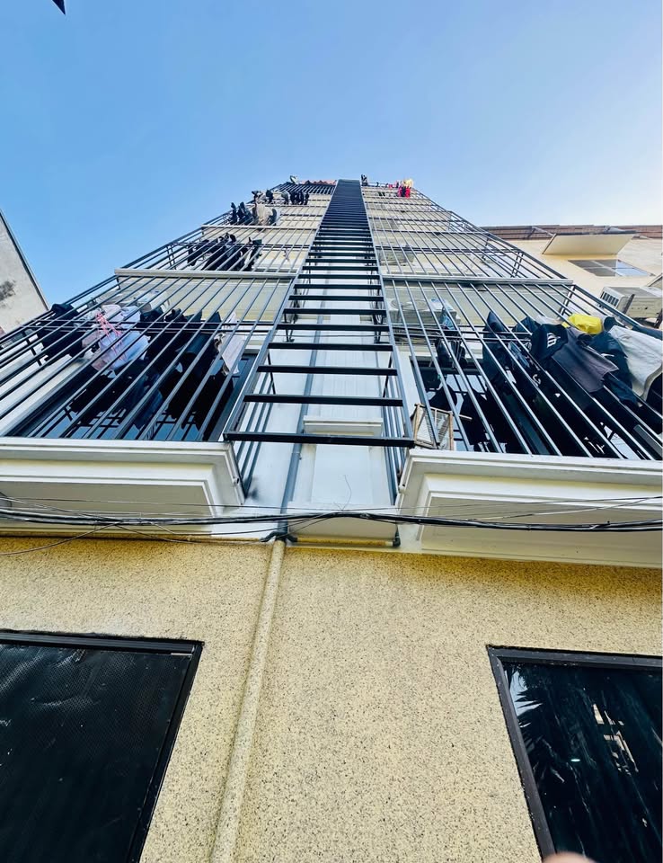 Tọa lạc tại vị trí đắc địa Ngã Tư Nhổn, Cầu Giấy, Hà Nội, tòa nhà chung cư mini 7 tầng