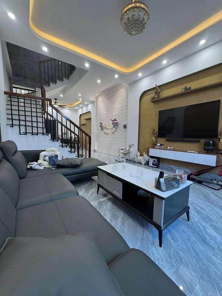 Nhà 3 tầng ngõ Tô Hiến Thành, ô tô đỗ cửa, 2,1 tỷ, chủ gấp bán