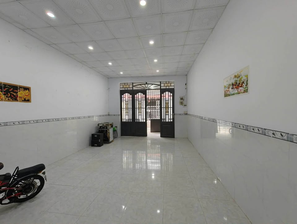 Chào bạn, mình có căn nhà trệt lầu với 3 phòng ngủ và 2 nhà vệ sinh, hướng Tây Bắc