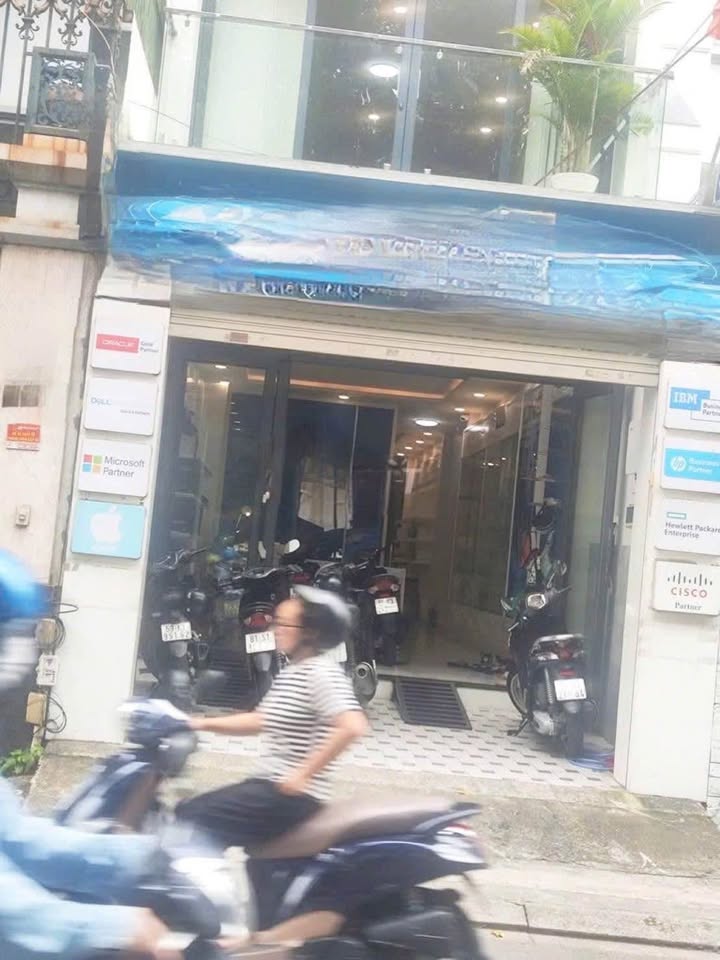 Mặt bằng tọa lạc tại vị trí đắc địa trên con đường Nguyễn Trọng Tuyển sầm uất