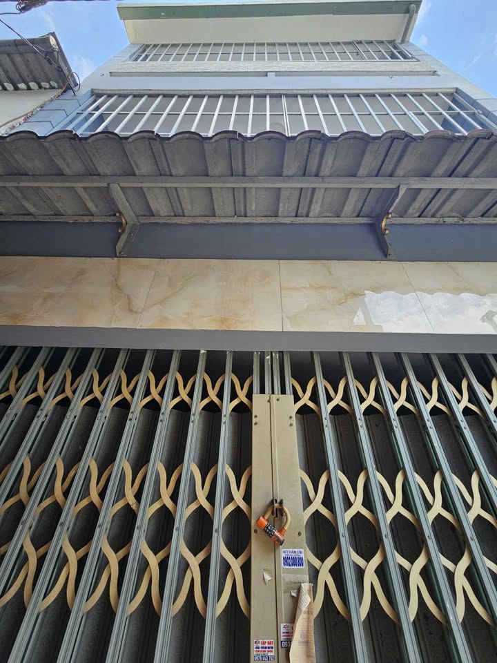 Căn nhà 3 tầng siêu xinh, mới tinh tươm, chỉ cần xách vali vào ở ngay, đảm bảo "rẻ nhất khu vực" luôn ạ