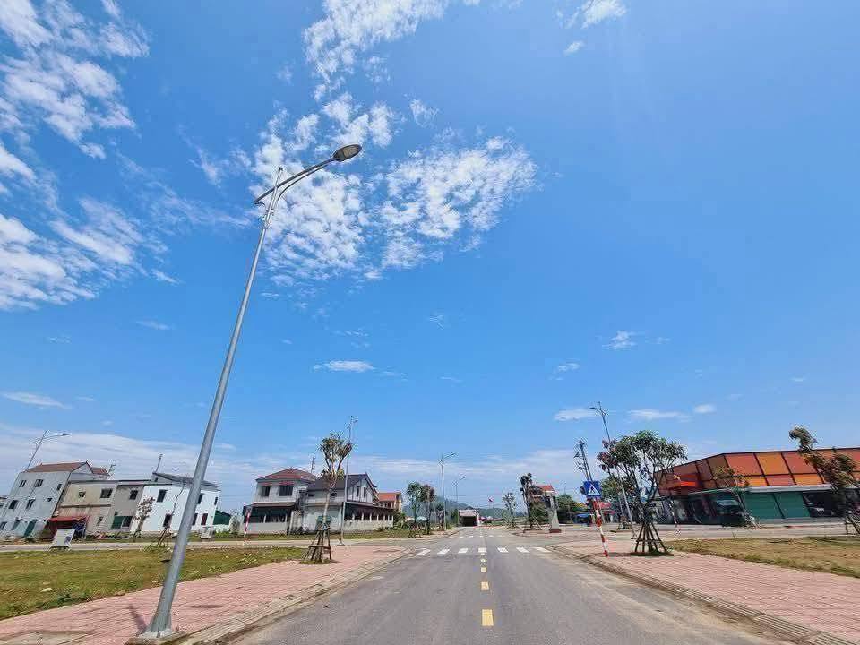 Chỉ vài bước chân là tới trường học, siêu thị, ngân hàng, quán cà phê