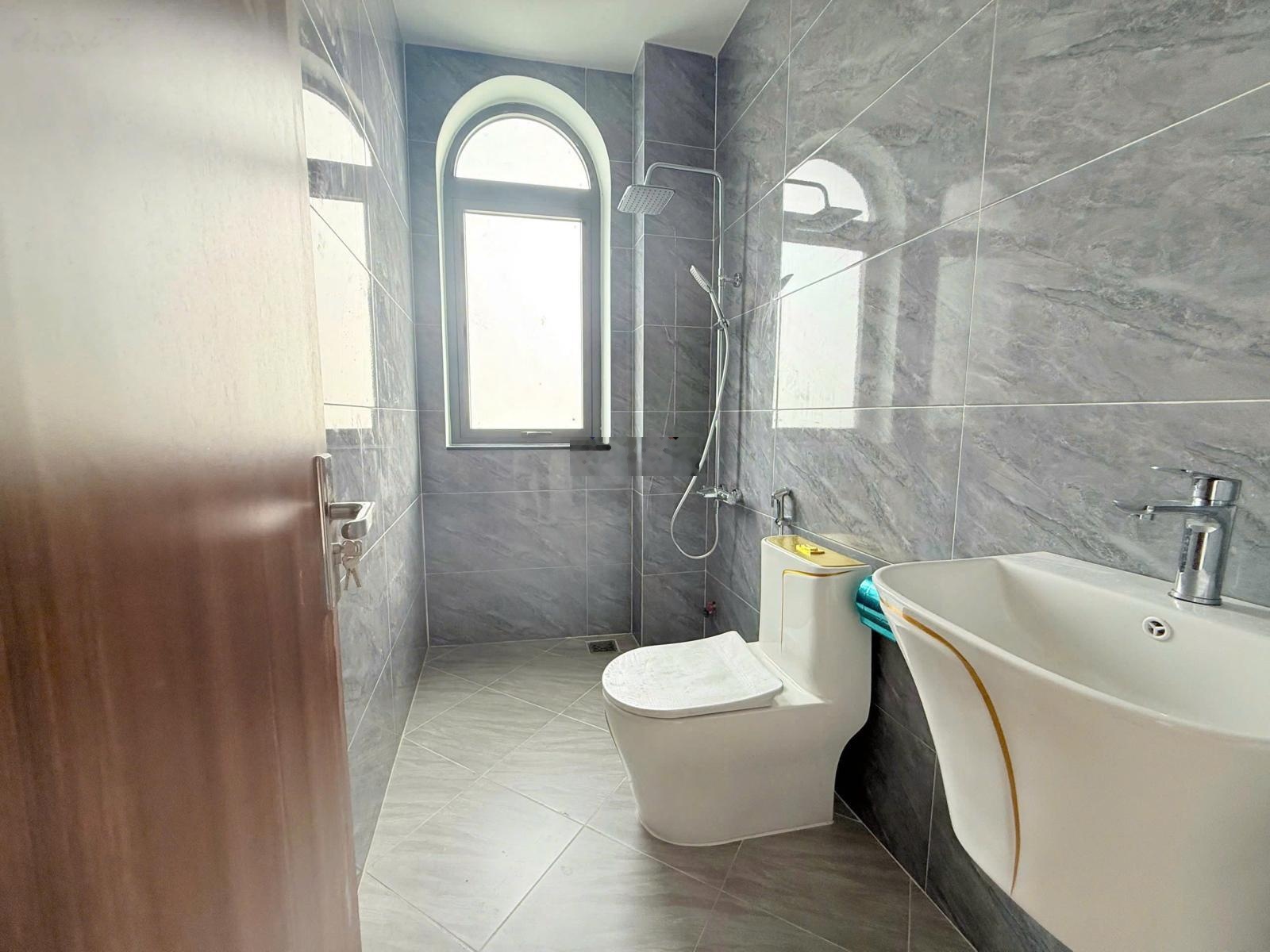 Nhà đẹp chính chủ giá rẻ - 1 trệt 2 lầu - 3pn 3wc - shr - gần bv xuyên á hóc môn. giá 1 tỷ 3