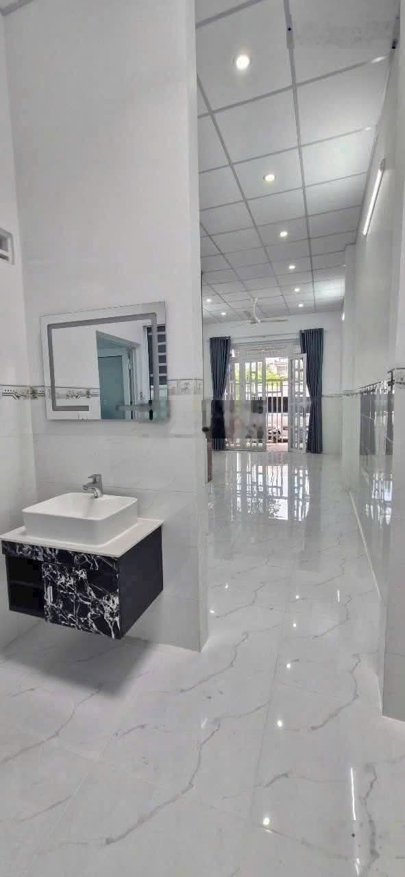 Cho thuê nhà trệt 2pn sẵn máy lạnh và máy nước nóng kdc nông thổ sản giá 6tr/tháng.