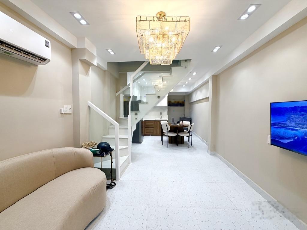 Bán Nhà Ngã Tư Hàng Xanh Bình Thạnh Xe Hơi Tới Nhà 2PN 28m2 Chỉ Chỉnh 5 Tỷ