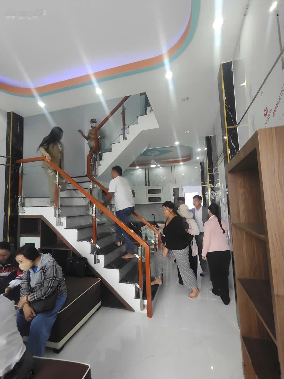 Cần tiền xoay vốn mở nhà hàng bán gấp nhà riêng tại Bình Chánh sau lưng chợ, đầy đủ giấy tờ