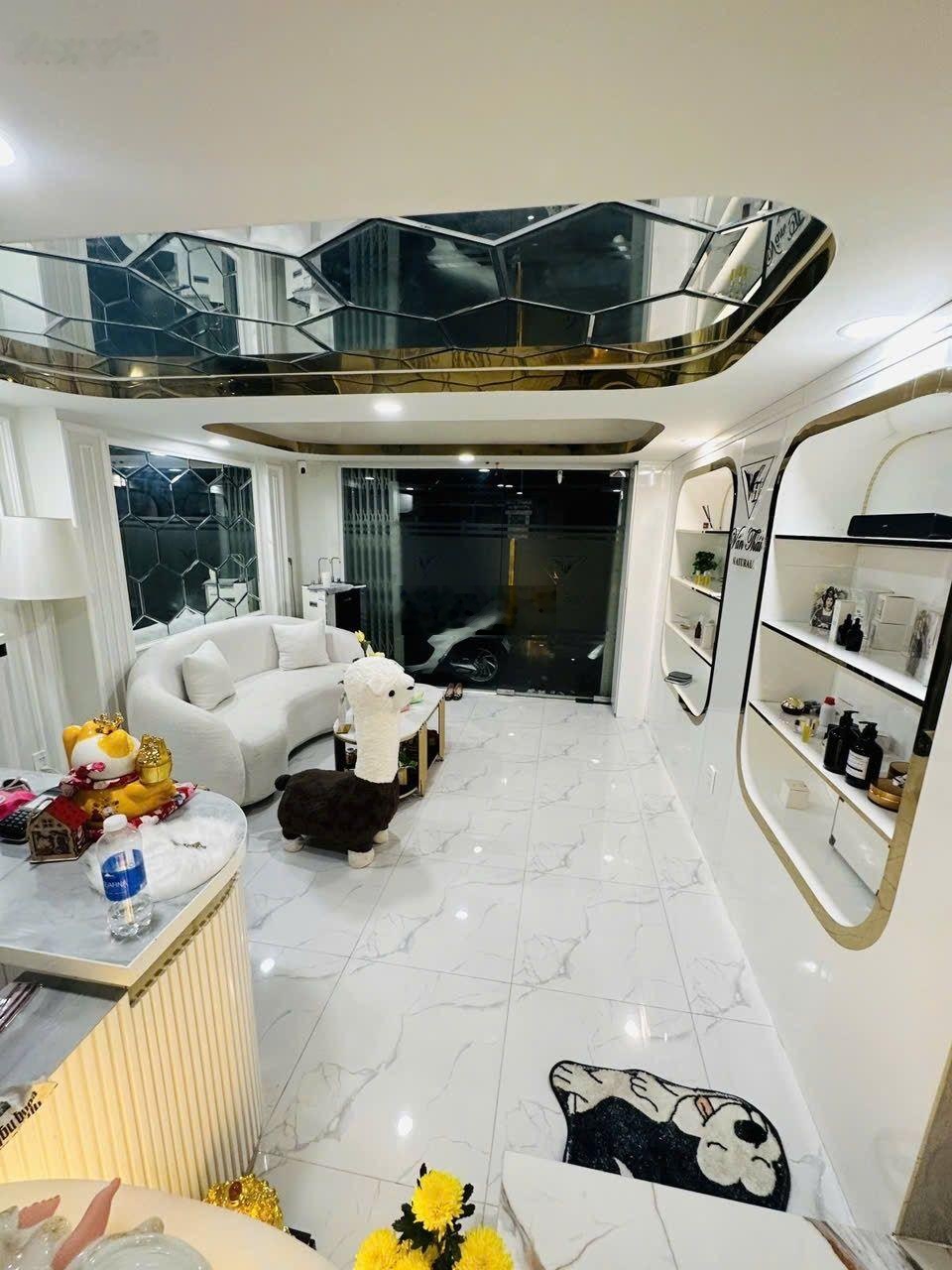 Nhà Đẹp Chỉ Việc Xách Vali Ở - 3 Tầng - 2 Phòng Ngủ - Vị trí trung tâm Quận 1, full nội thất