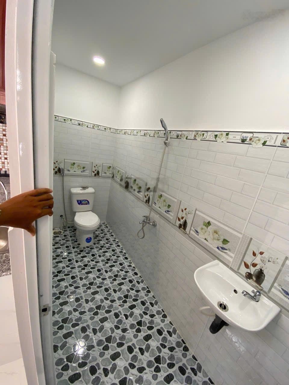 Bán gấp nhà lầu đang sinh sống . 2 phòng ngủ rộng. giá bán: 520tr