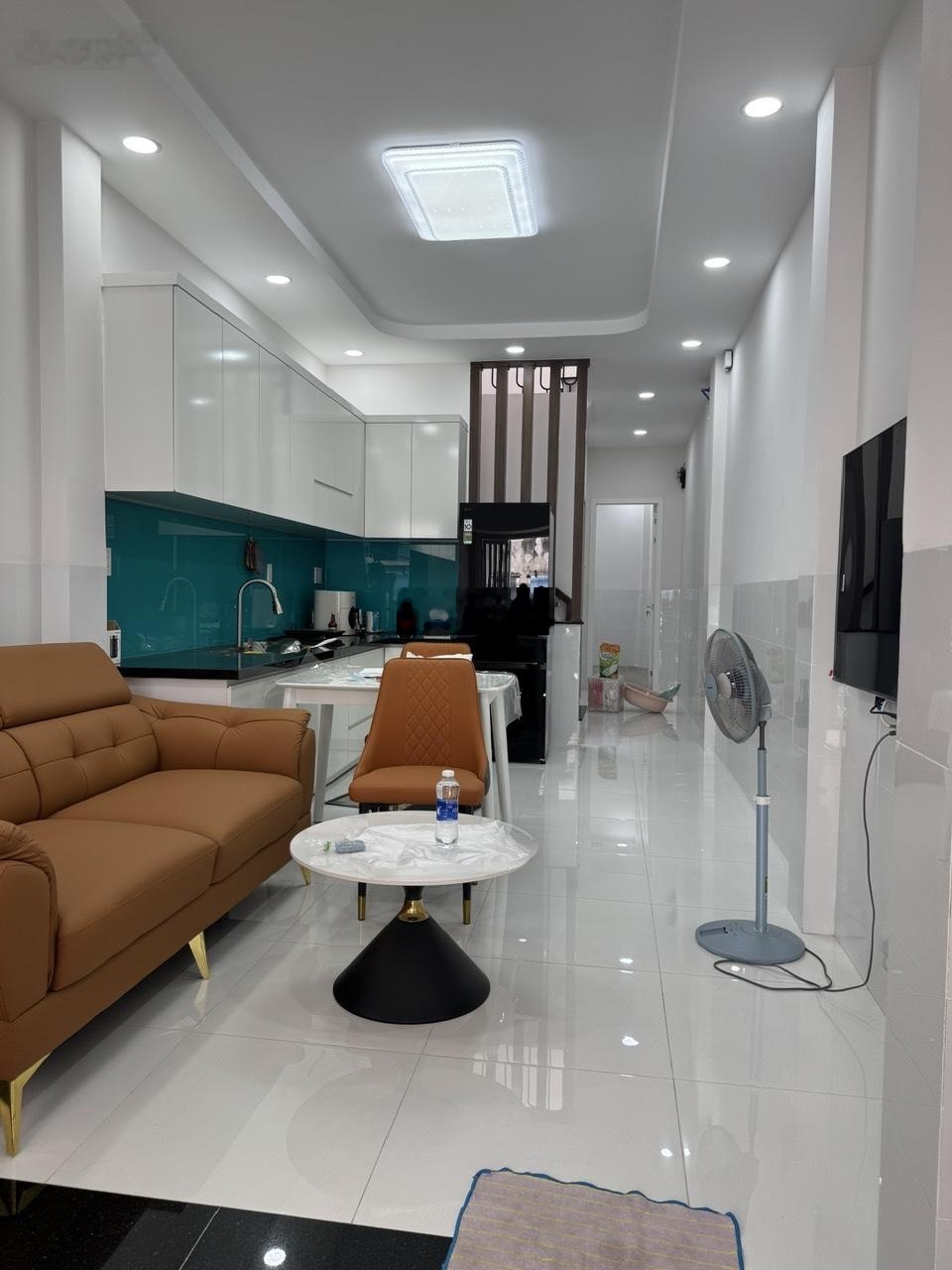 Nhà mới đẹp dài có p. ngủ tầng trệt gần chợ tân bình