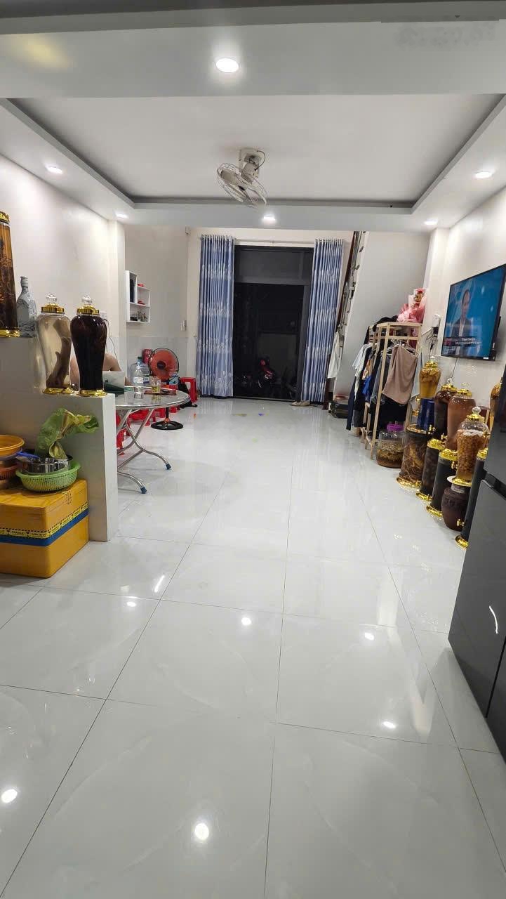 Bán nhà âu cơ tân bình 46m2(4,1 x 11,3)m2- sổ vuông a4 - giá 4,95 tỷ.