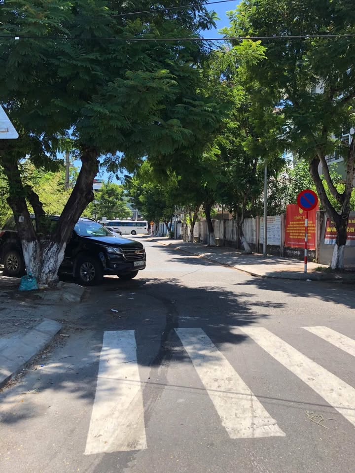 Tọa lạc tại kiệt Đường Hà Thị Thân, Sơn Trà, Đà Nẵng, lô đất 80m2 với mặt tiền 5m