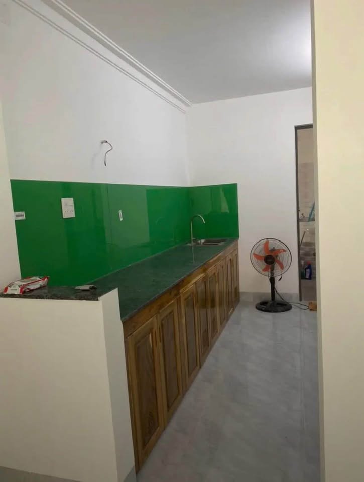 Nhà Hoàng Quốc Việt, 49m2, 1,5 tầng, giá 2,5 tỷ, gần chợ Đầm, hồ sinh thái