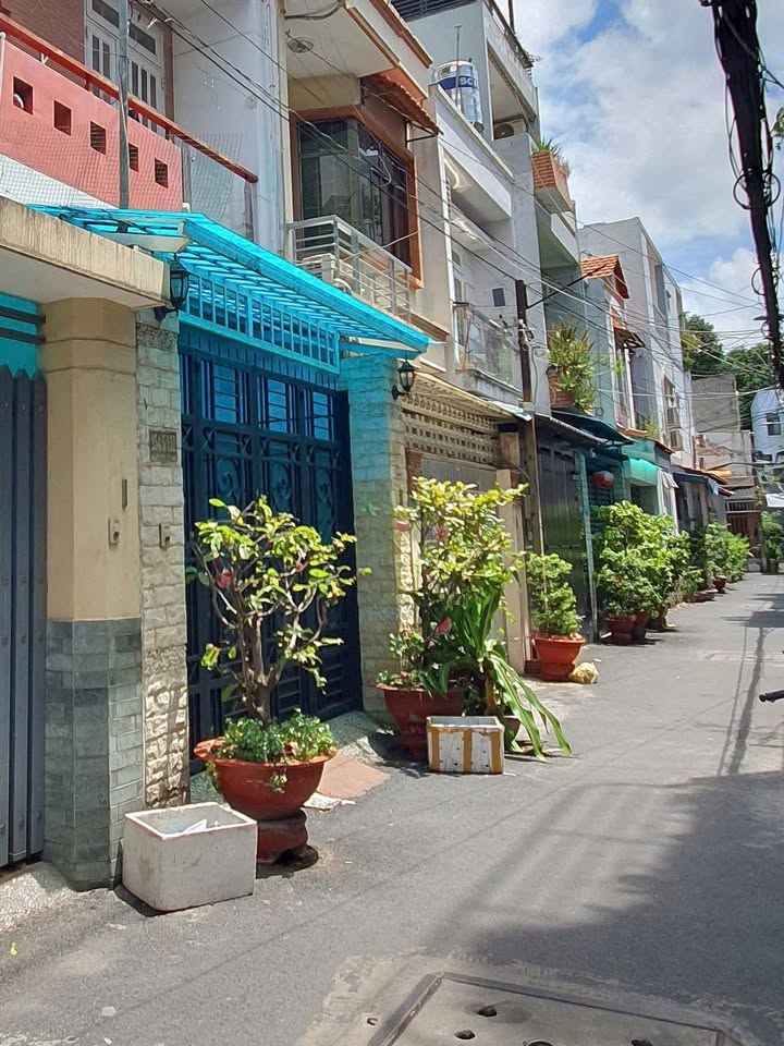 Nhà 2 tầng hẻm xe hơi, sát mặt tiền, gần Công viên Làng Hoa, diện tích 60m2, giá 5 tỷ