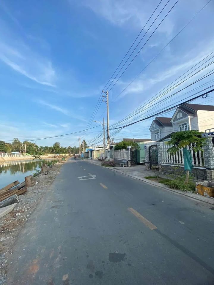 Sốc! Nhà mặt tiền đường Kênh 30/4, Sóc Trăng, giá rẻ hơn hẻm, chốt nhanh