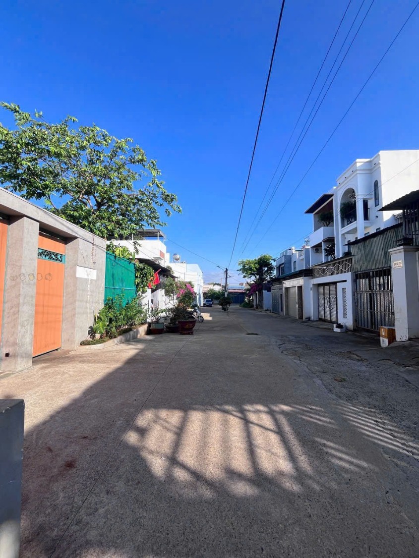 Mặt tiền Trần Cừ, làng cafe Trung Nguyên, 457m2, hướng Đông Nam, giá 7,5 tỷ