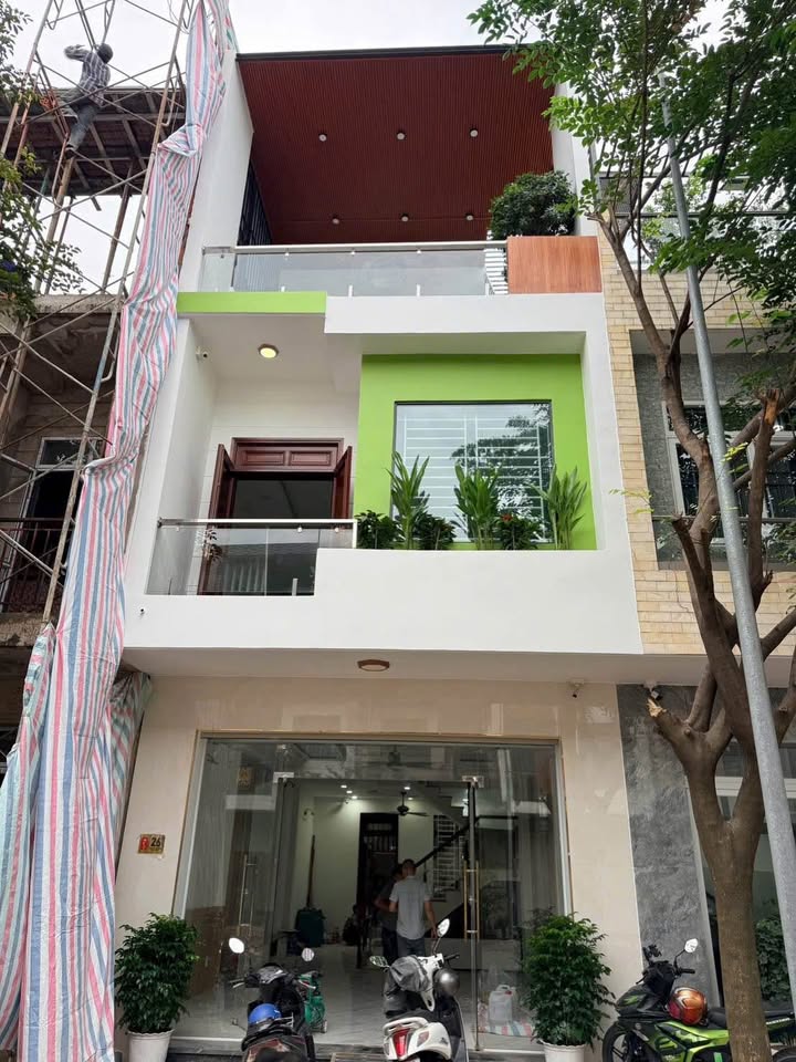 Nhà 1 trệt 2 lầu mặt tiền trục chính khu dân cư Thắng Lợi, gần Vincom Dĩ An