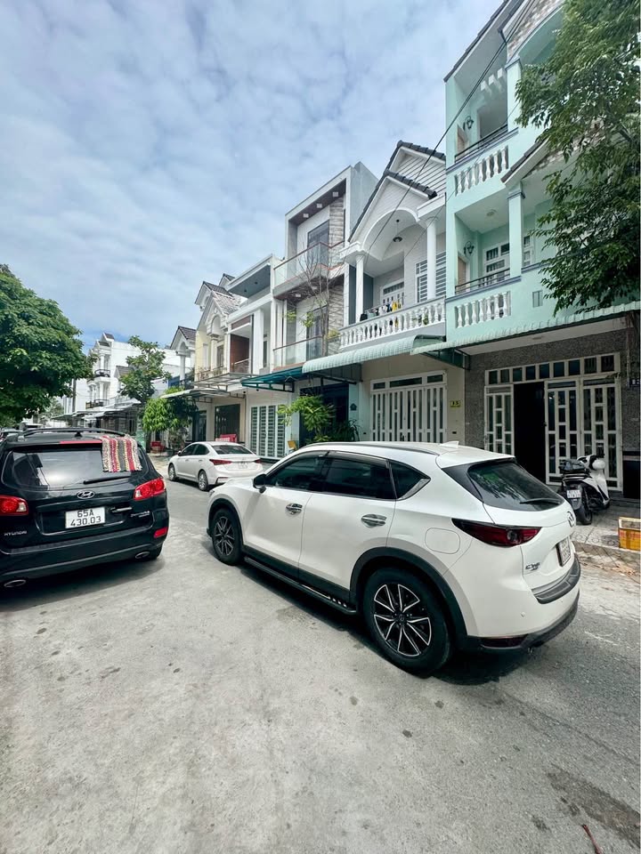 Ngôi nhà 1 trệt 2 lầu tọa lạc tại vị trí đắc địa trong khu dân cư Đại học Y Dược