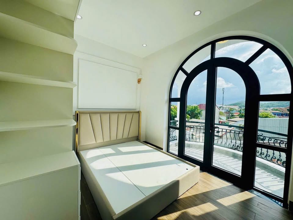 Nhà 3 tầng tân cổ điển kiệt ô tô Hải Triều, 70m² sẵn nội thất cao cấp