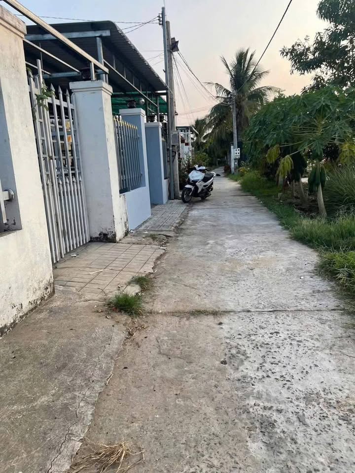 Bán nhà mái Thái 128m2, sổ hồng riêng, hướng Tây Bắc, gần Cầu Hàm Luông, thuộc phường Bến Tre