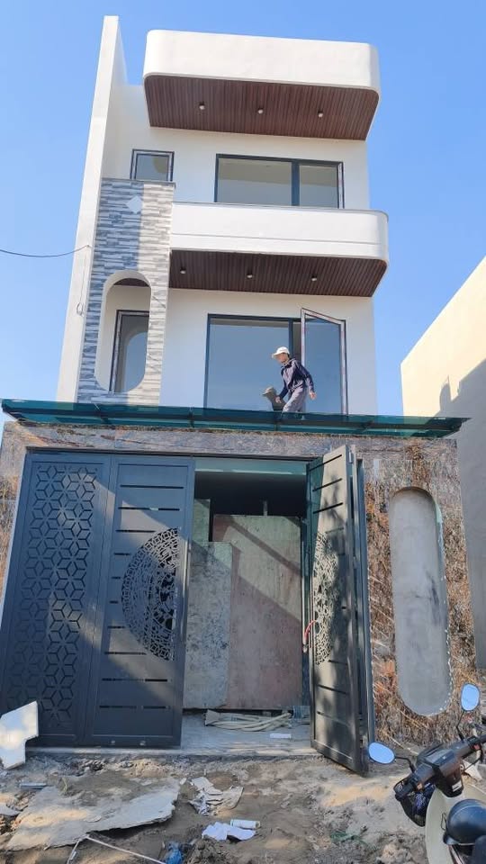 Nhà 3 tầng siêu đẹp ngay cầu vượt Bắc Sơn, diện tích 84m2, mặt tiền 5m full thổ cư