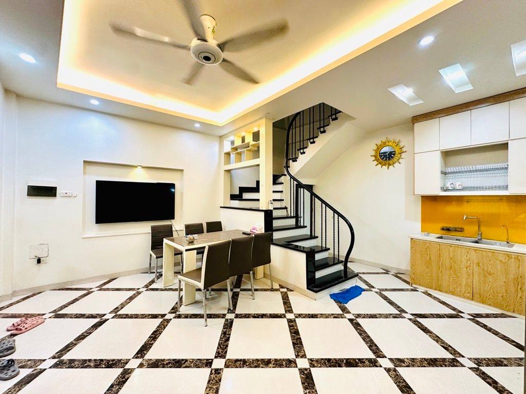 Nhà 5 tầng Nguyễn Văn Cừ, 42m2, mặt tiền 6m, 2 thoáng vĩnh viễn, tặng full nội thất