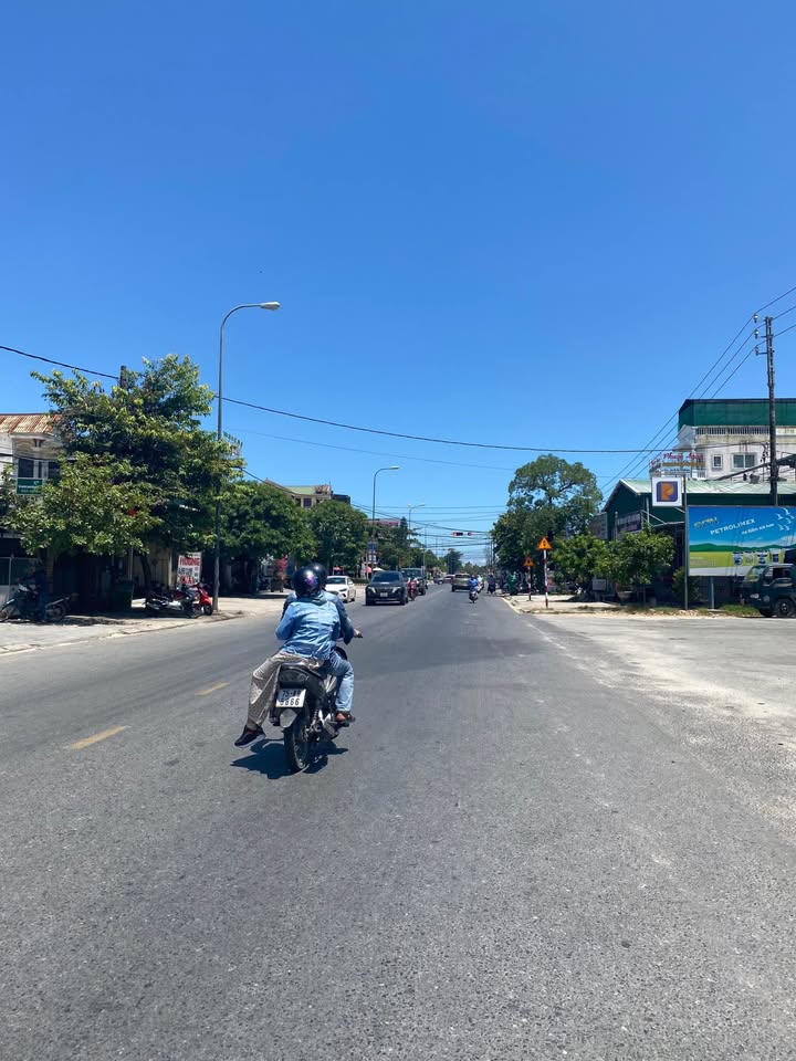 Mặt tiền Phạm Văn Đồng, Huế, đất 200m2, ngang 10m, hướng Đông, cơ hội kinh doanh vàng