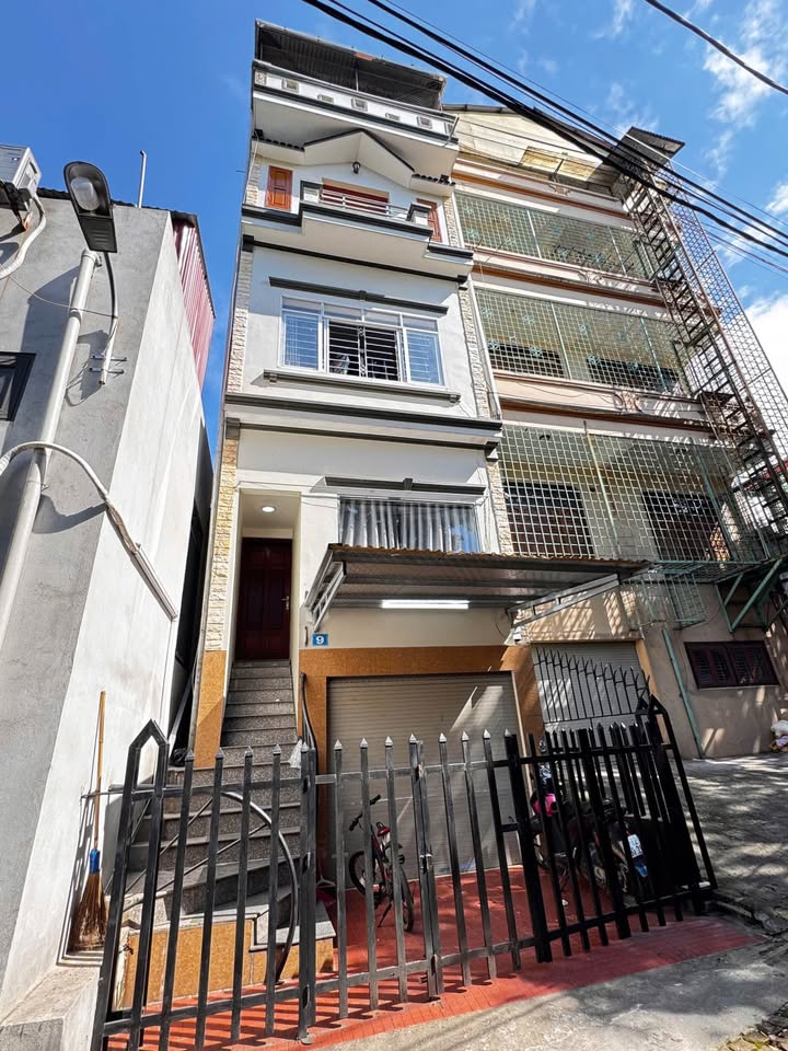 Nhà 4 tầng xinh xắn, full nội thất xịn sò, ô tô đỗ cửa