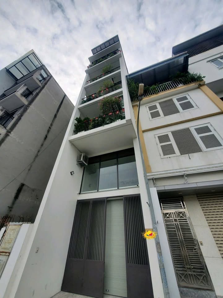 Nhà 8 tầng view hồ Nguyễn Văn Cừ, Long Biên ô tô tránh, full nội thất