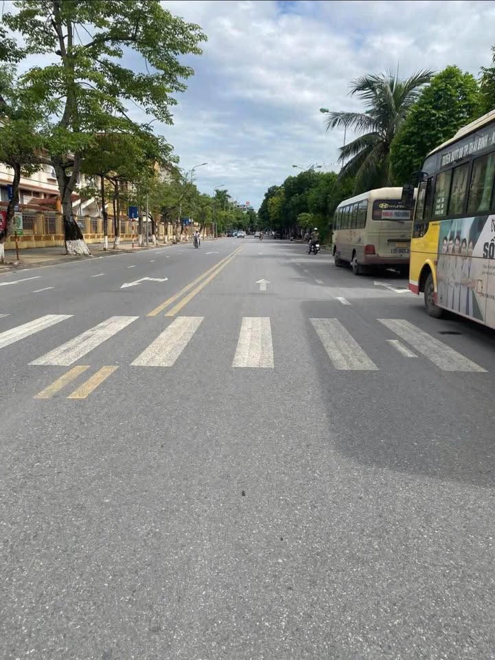 Bán nhà 3 tầng trung tâm thành phố Thái Bình, full nội thất, ngõ 3m, giá tốt