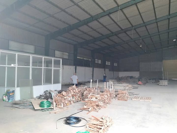 Kho xưởng 1000m2 thoáng đãng, phòng cháy chữa cháy đầy đủ, xe container lượn lờ