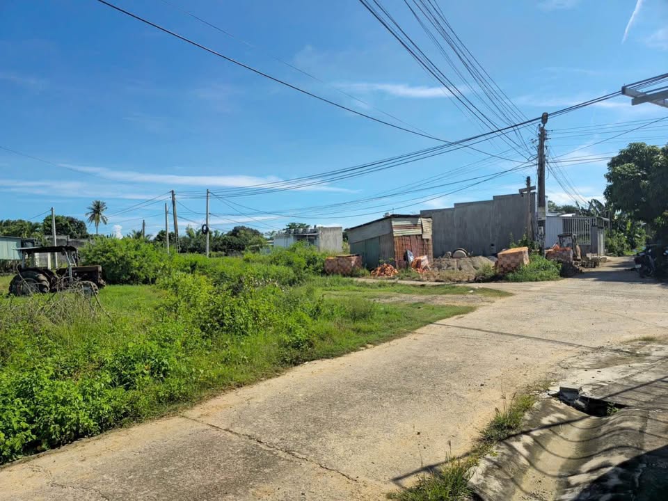 Bán 1600m2 đất thổ cư 2 mặt tiền, gần trung tâm thị trấn Ma Lâm