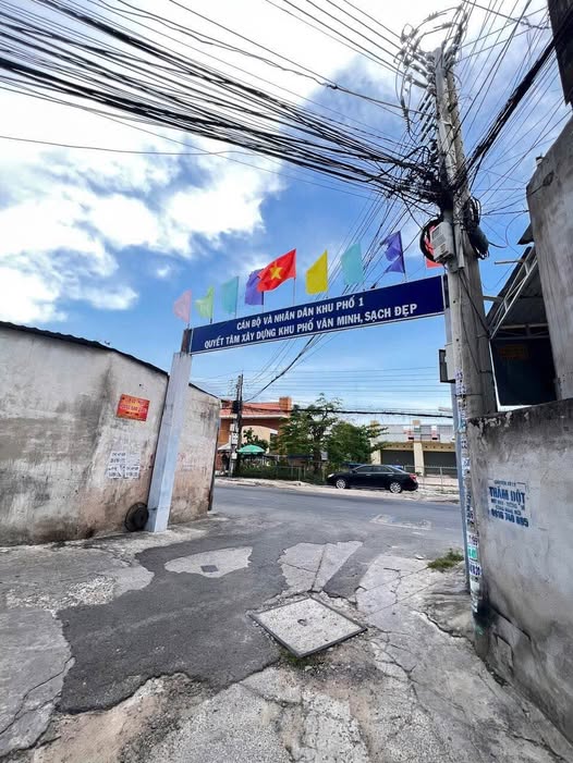 Nhà 1 trệt 1 lầu mới tinh, sẵn sàng đón chủ nhân mới, tọa lạc tại vị trí cực kỳ đắc địa gần Chợ Lớn Phan Thiết