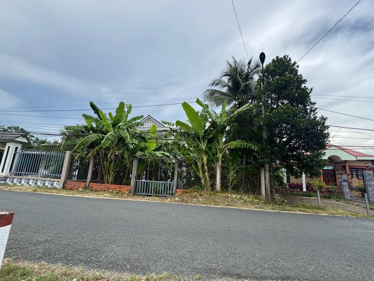 Bán mảnh đất nền 1.245m2 ngay mặt tiền đường 19 tháng 5, thuộc phường Phú Khương, Vĩnh Long