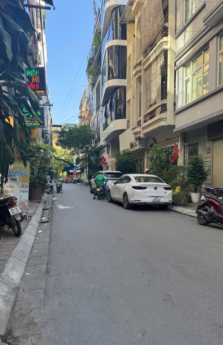 Bán tòa nhà phố Nguyên Hồng, Đống Đa, vỉa hè rộng, ô tô tránh, kinh doanh đỉnh, giá 42 tỷ