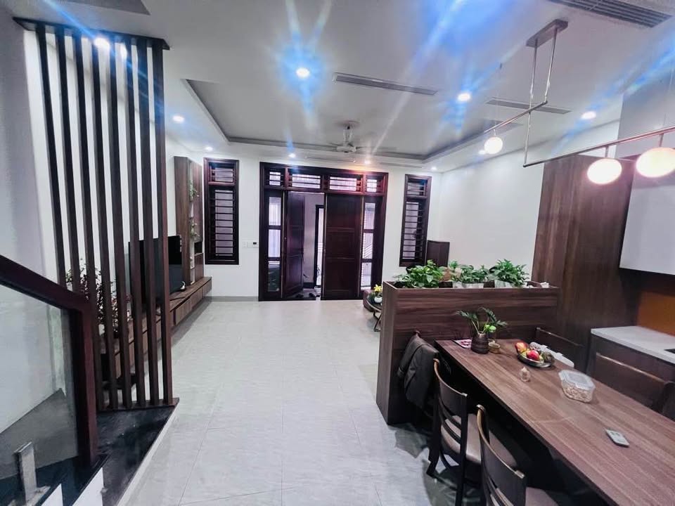 Cầu Giấy nhà 5 tầng, 60m2, mặt tiền 6m, ở sướng như tiên, giá hời bất ngờ