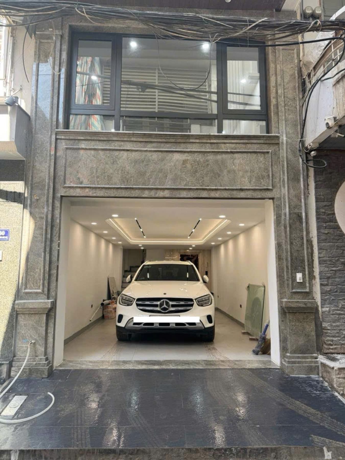 Nhà 7 tầng Hoàng Quốc Việt, ô tô tránh, thang máy, vỉa hè, giá 23 tỷ