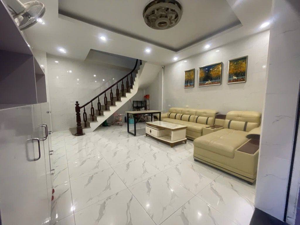 Nhà 5 tầng Nguyễn Văn Huyên, Cầu Giấy đẹp lung linh, gần ô tô, giá hơn 9 tỷ