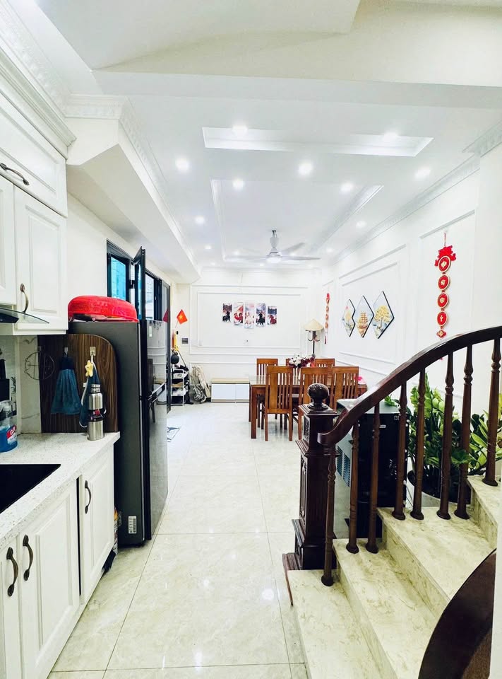 Nhà Cầu Giấy lô góc 45m, 4 phòng ngủ, sổ vuông, 11 tỷ về ở ngay