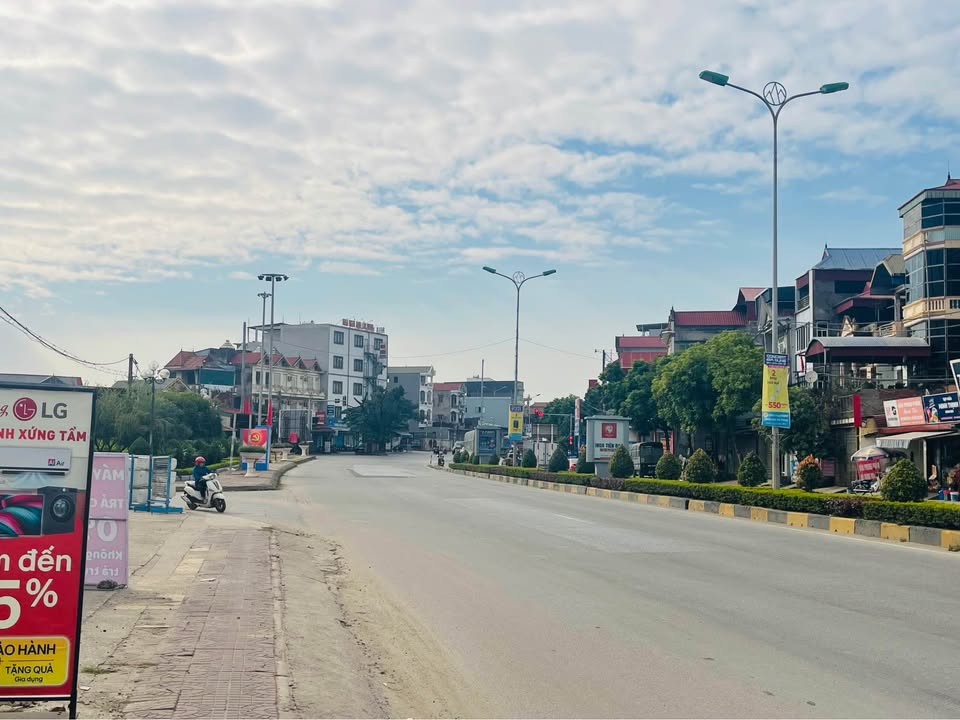 Siêu phẩm nhà 4 tầng mặt tiền Quốc lộ 2, ngay trung tâm Phúc Yên đã sẵn sàng chào đón chủ nhân mới