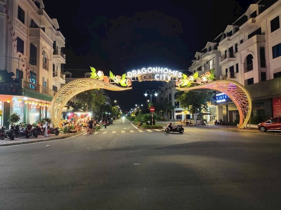 Tọa lạc trên trục đường đôi danh vọng 28m, tuyến đường đẹp nhất khu đô thị Vũ Phúc