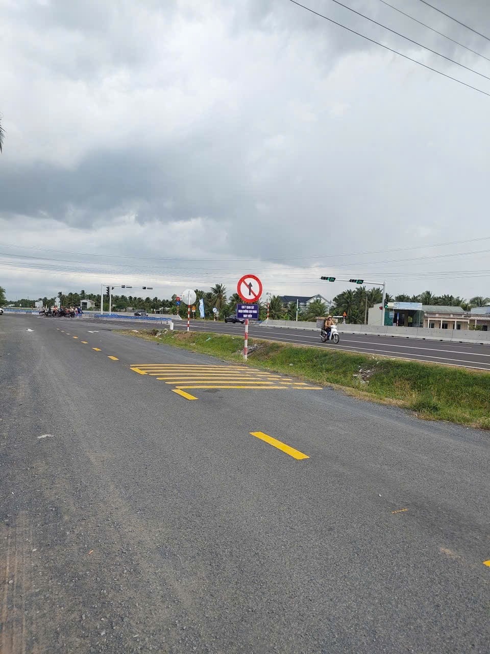 Bán đất mặt tiền đường dẫn RM2, Vĩnh Long 1030m2, giá 10 triệu/m2