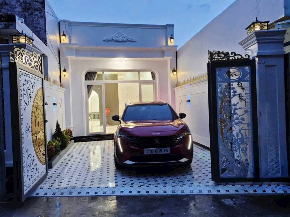 Nhà 111m² phường 6, Bến Tre full nội thất, sổ hồng, đường xe 16 chỗ