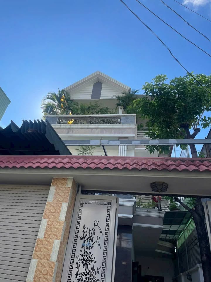 Biệt thự 2 lầu trệt siêu sang - Ngang 11m - 8.5 tỷ Tại Dĩ An