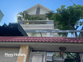 Biệt thự 2 lầu trệt siêu sang - Ngang 11m - 8.5 tỷ Tại Dĩ An