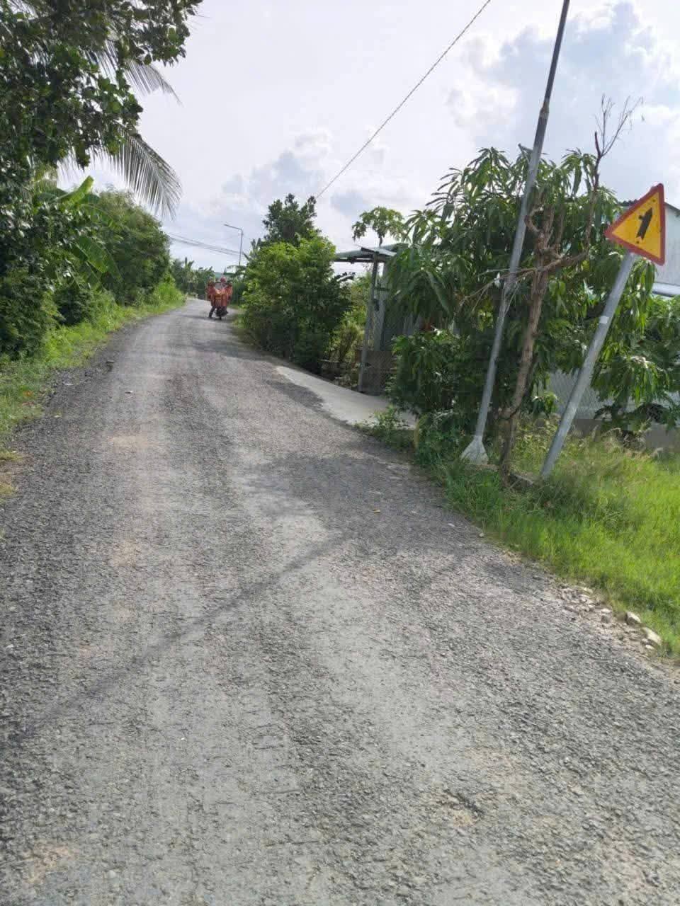 Bán gấp lô đất 8x41m mặt tiền đường nhựa, ven sông mát mẻ tại Tiền Giang