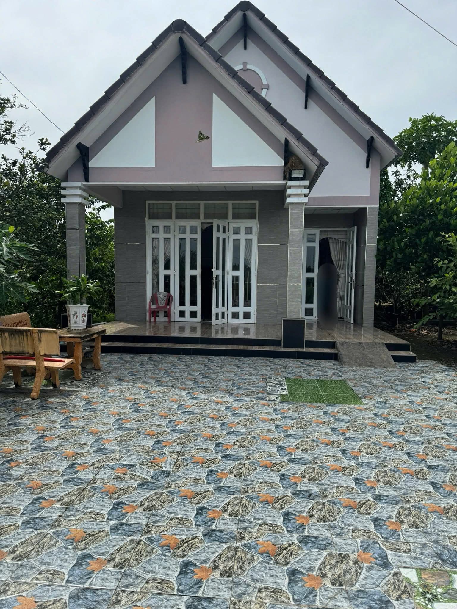 Nhà nóc thái mới tinh, 169m2 đất, hẻm xe hơi, gần trung tâm Gò Công - 900 triệu