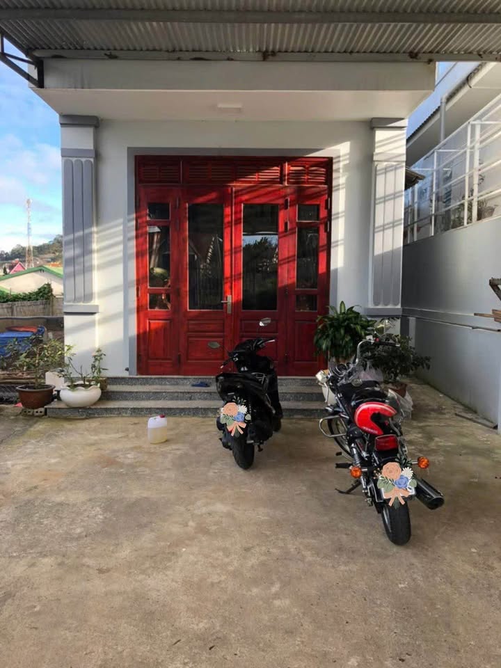 Bán nhà 1 trệt 1 lầu, diện tích 260m2 đất xây dựng, sổ hồng riêng, đường Nam Hồ, Đà Lạt