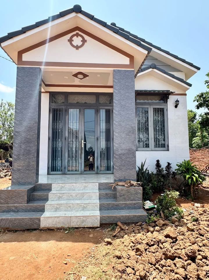 Bán đất tặng nhà mái Thái mới, hai mặt tiền 200m2 tại Buôn Ma Thuột